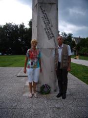 Spomenik v grajskem parku.